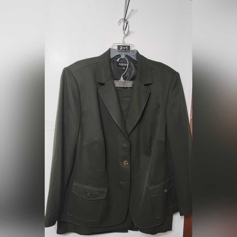 Women's 2pc skirt suit - 22 W Dark Green